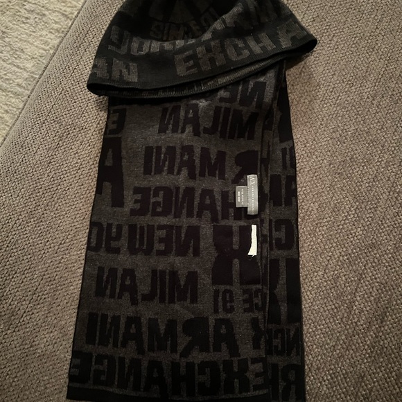 Armani Exchange reversable unisex hat and scarf. - Picture 3 of 5